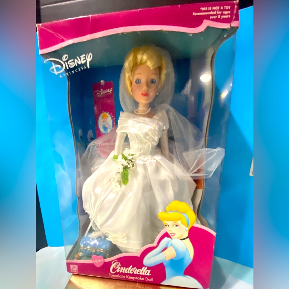 DISNEY CINDERELLA  NWT VINTAGE 2002 WEDDING CINDERELLA PORCELAIN KEEPSAKE DOLL